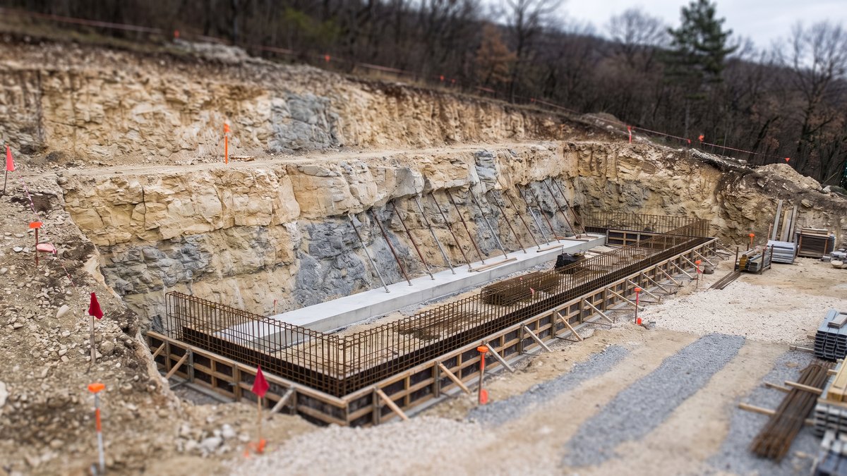 Alapozási munkagödör sziklás dolomit altalajon budaörsi hegyoldali telken, betonzsaluzattal és vasalással